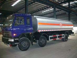 東風小三軸高頂雙臥加油車